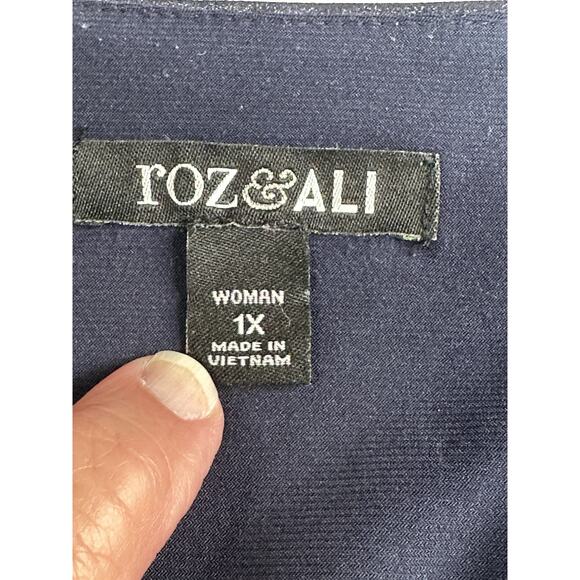 Roz & Ali Women’s Sz 1X Top Blouse Navy White Florals Asymmetrical Hem Tropical - Picture 9 of 13